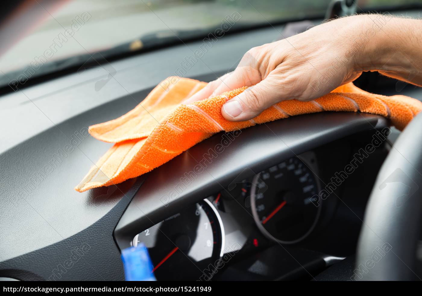 Mannliche Arbeitnehmer Reinigung Auto Armaturenbrett Lizenzfreies Bild Bildagentur Panthermedia