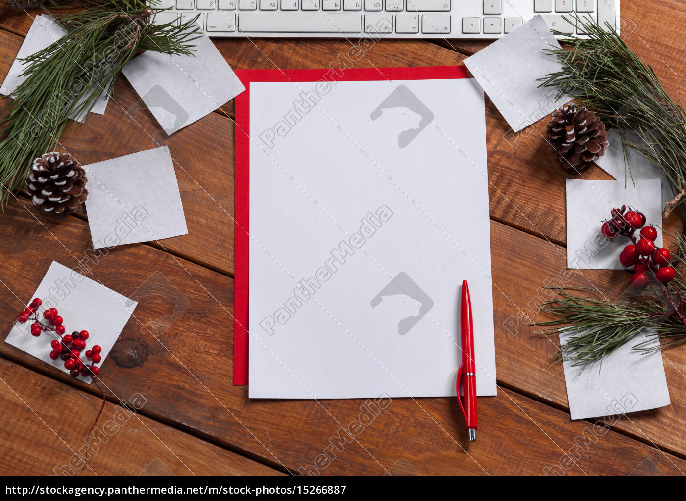 das leere blatt papier auf dem holztisch mit einem Lizenzfreies Bild