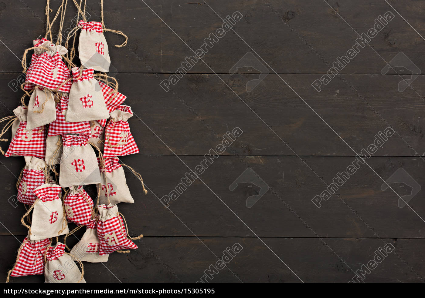 Adventskalender Mit Holzernem Hintergrund Lizenzfreies Bild 15305195 Bildagentur Panthermedia