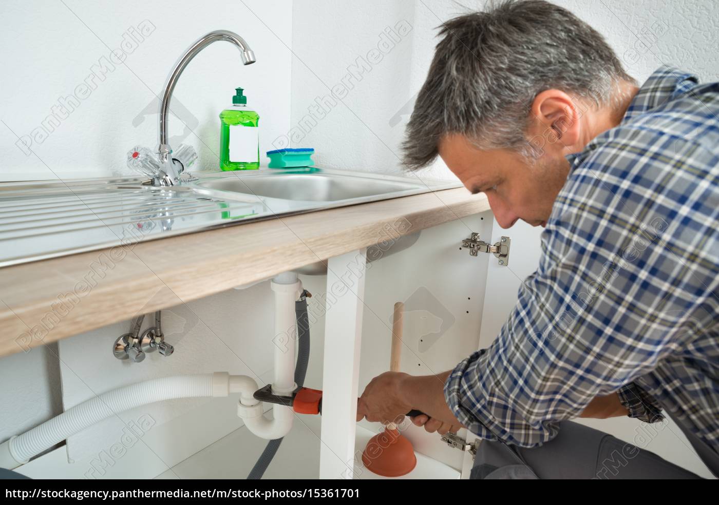 klempner fixing sink rohr in der küche - Stockfoto - #26