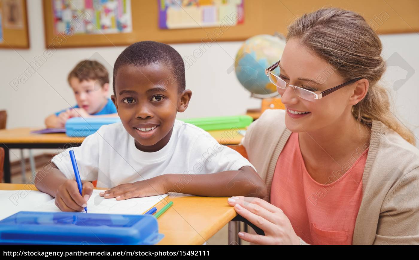 Hubsche Lehrerin Hilft Schuler Im Unterricht Stockfoto Bildagentur Panthermedia