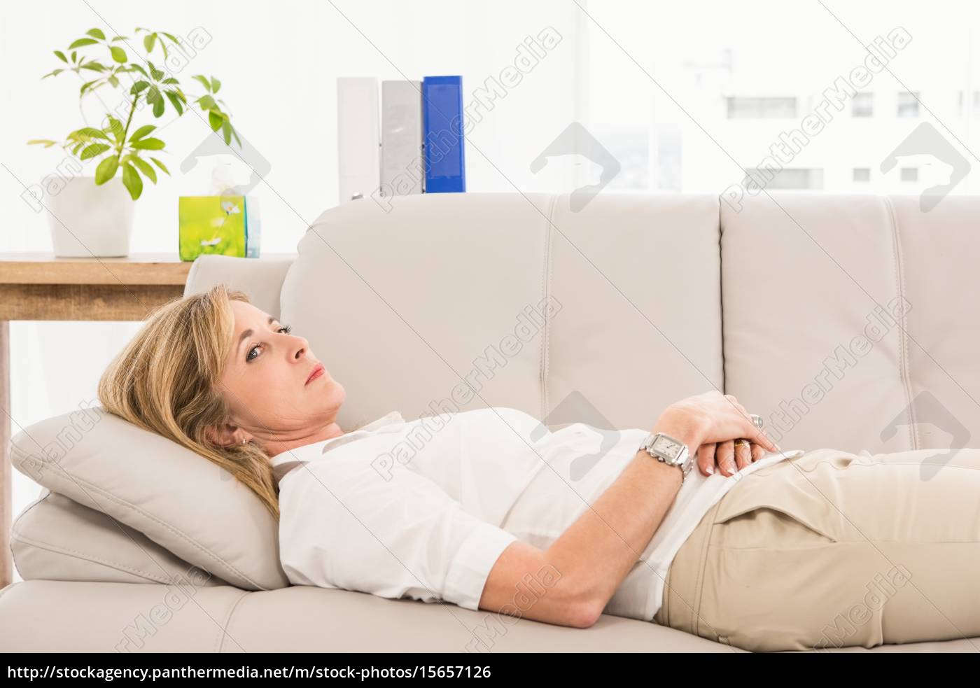 Unhappy Patientin Auf Therapeuten Couch Liegen Stockfoto Bildagentur Panthermedia