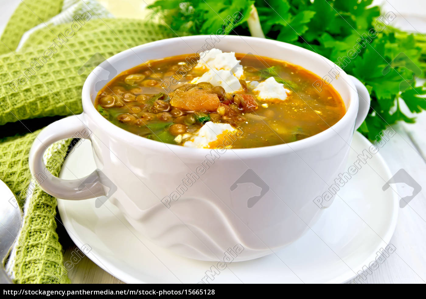 suppe linsensuppe mit spinat und feta an bord - Lizenzfreies Foto ...