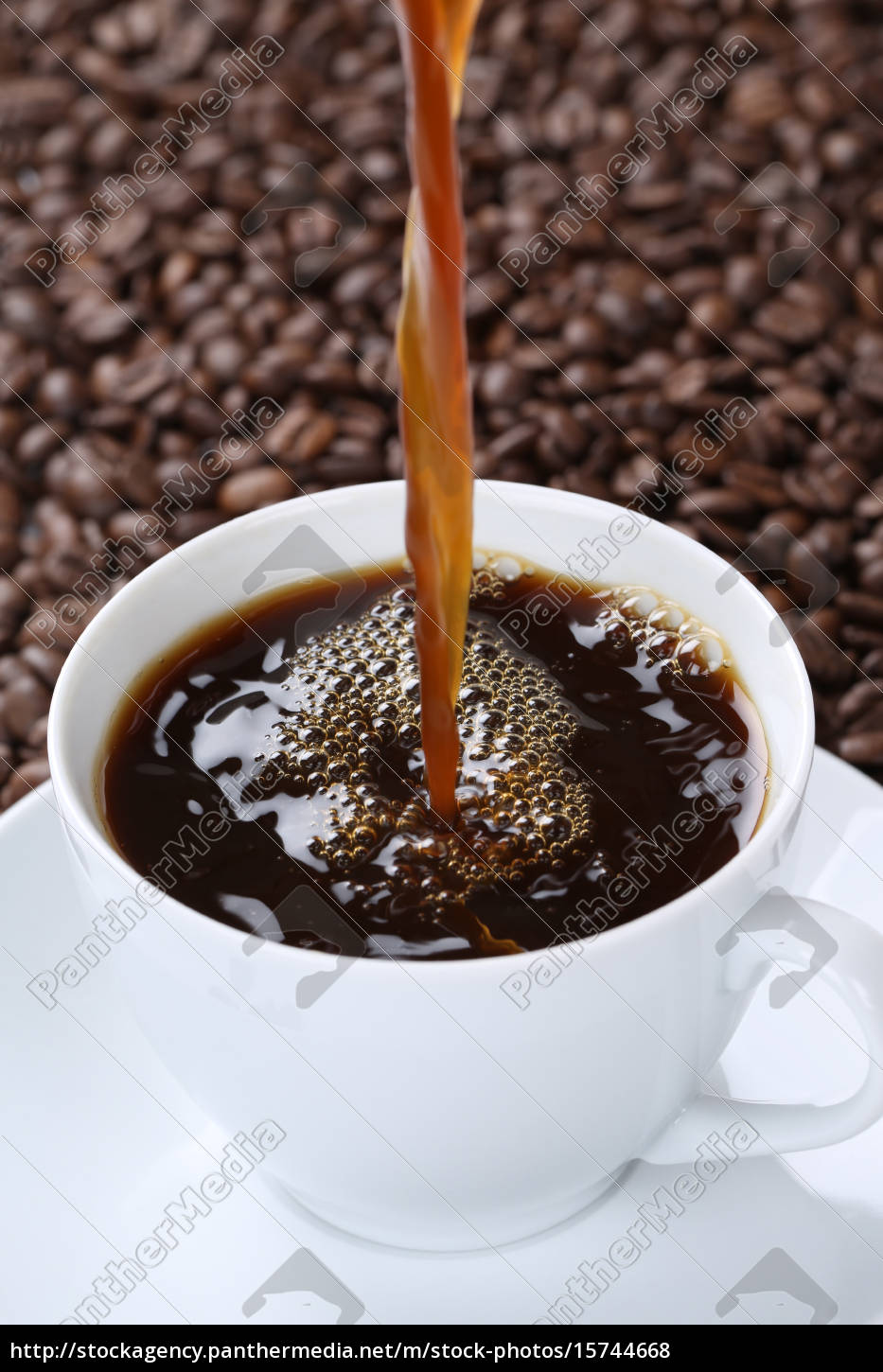 Heissen Kaffee Eingiessen In Kaffeetasse Tasse Lizenzfreies Foto Bildagentur Panthermedia