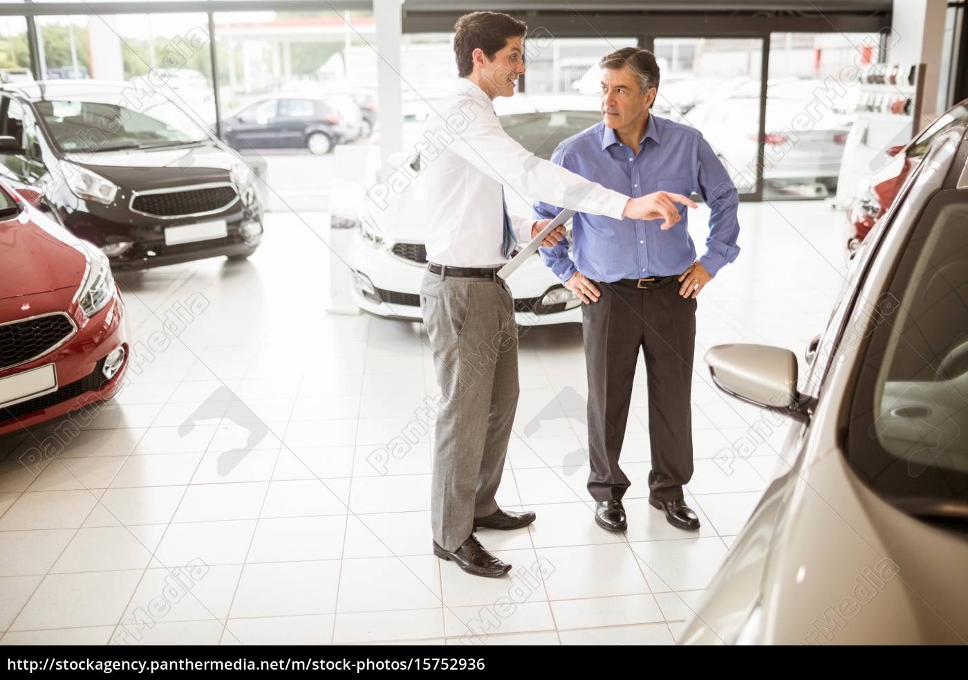 Salesman showing somethings to a man - Lizenzfreies Foto - #15752936 ...