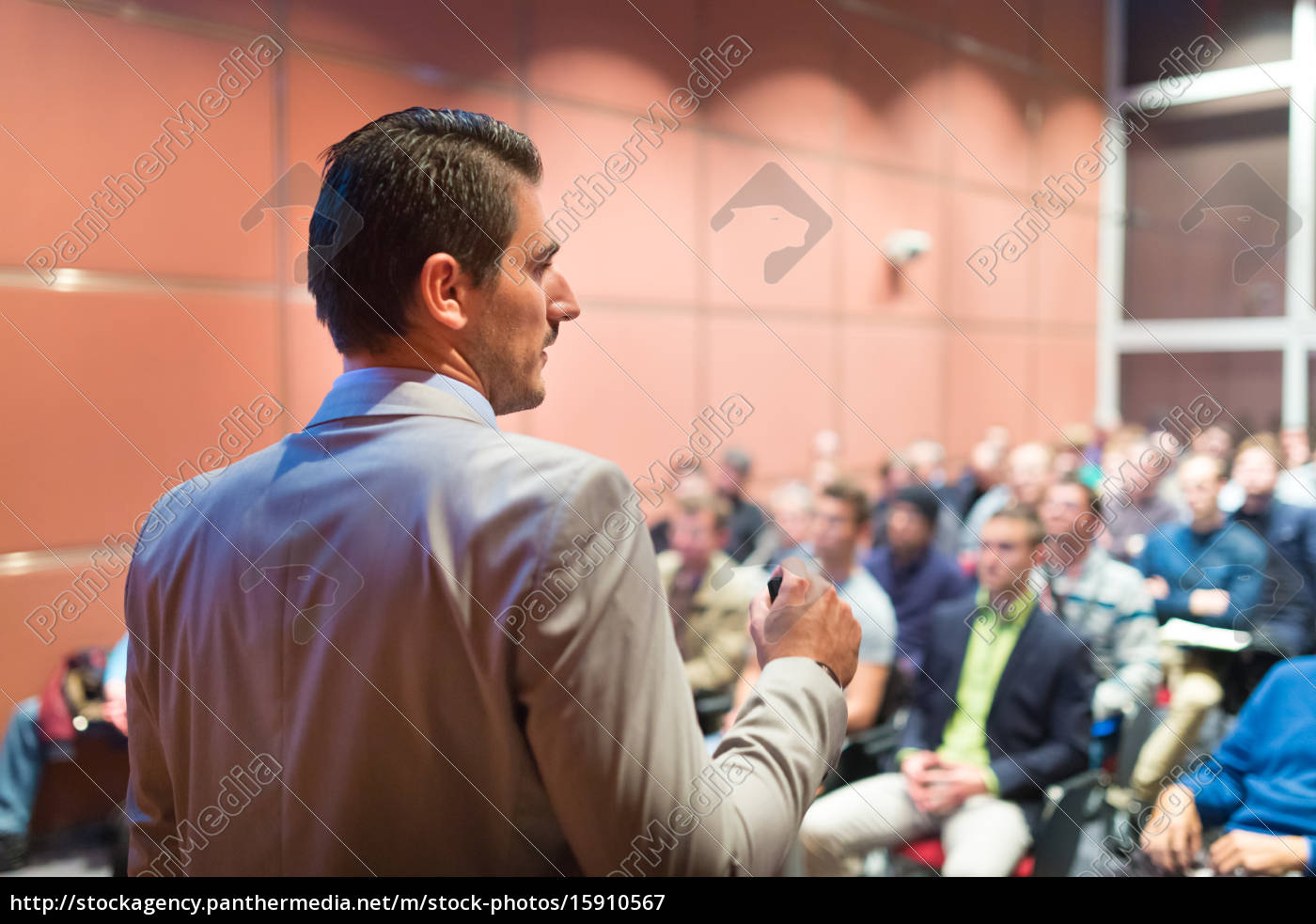 Redner Bei Business-konferenz Und Präsentation. - Lizenzfreies Bild ...