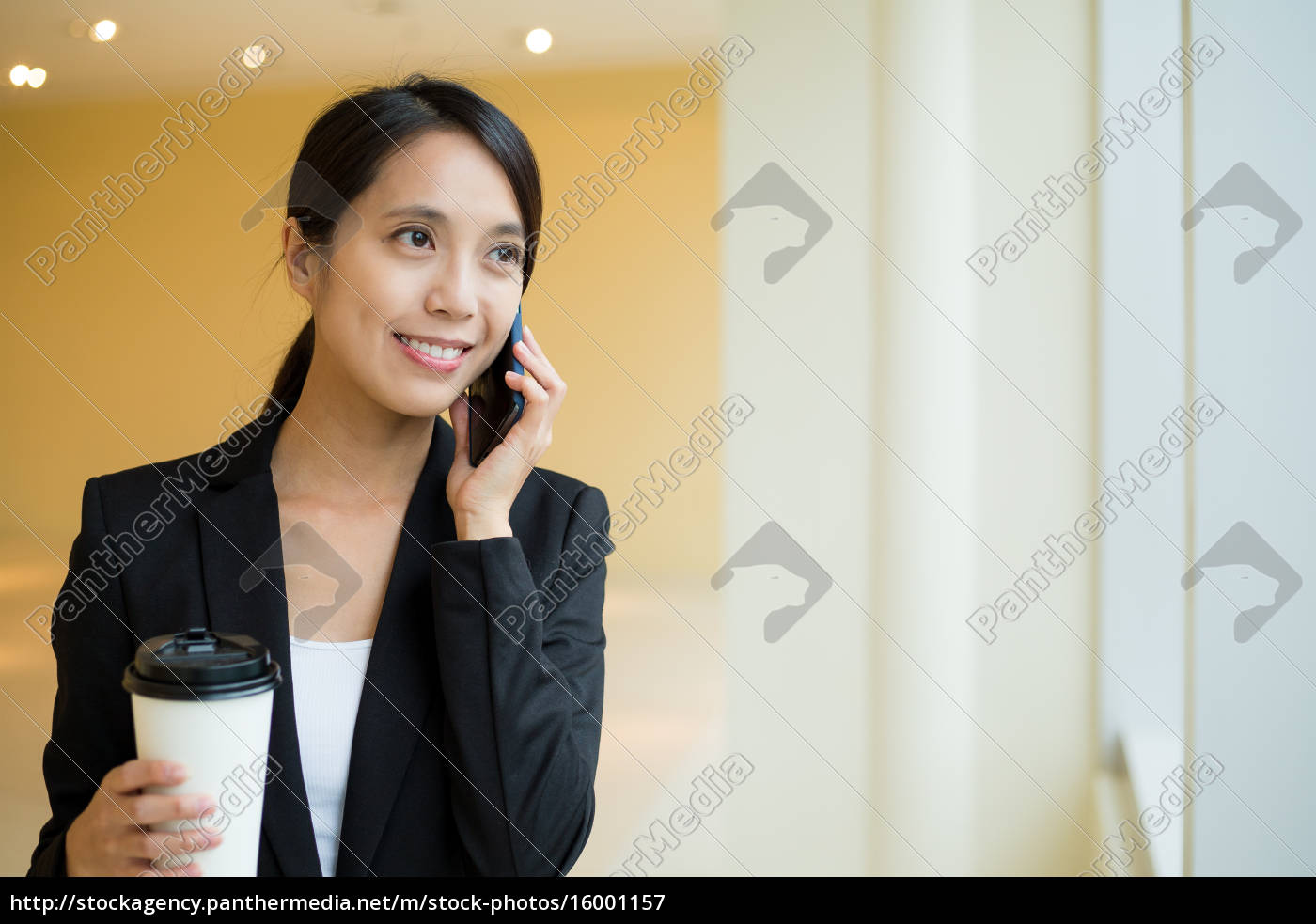 Asiatische Geschaftsfrau Sprechen Mit Handy Und Stockfoto Bildagentur Panthermedia