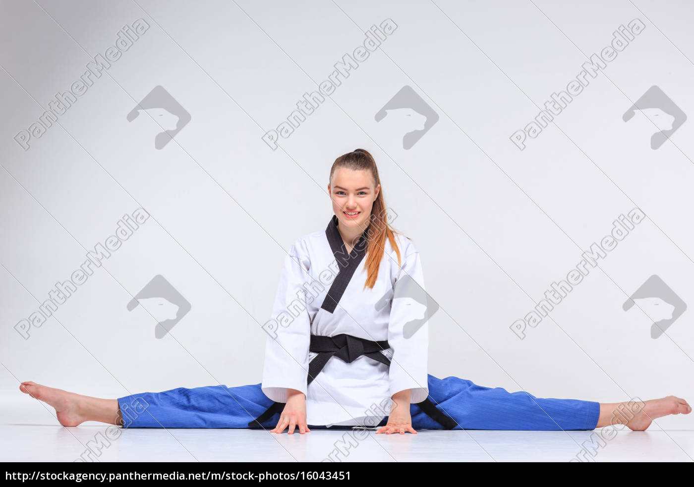 Das Karate Mädchen Mit Schwarzem Gürtel Stockfoto 16043451 Bildagentur Panthermedia 