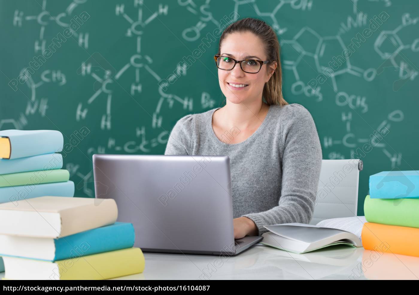 Stockfoto 16104087 Woman Using Laptop In Classroom