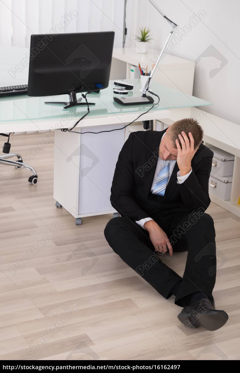 Unglucklicher Geschaftsmann Auf Dem Boden Sitzen Stockfoto 16162497 Bildagentur Panthermedia