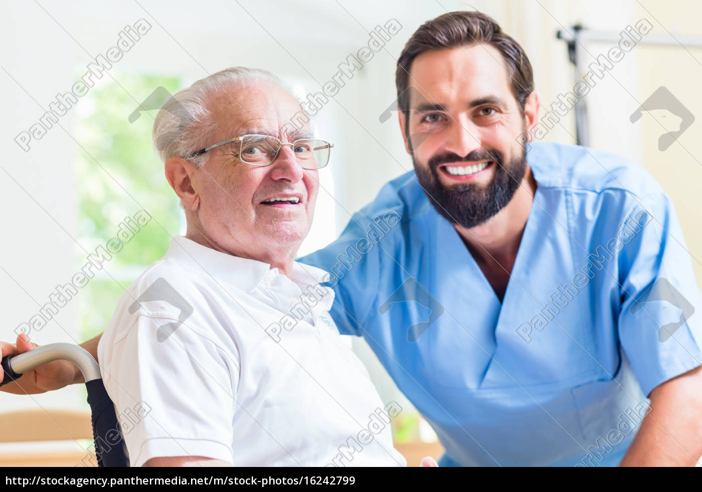 Senior Mann Und Altenpfleger In Seniorenheim Lizenzfreies Bild Bildagentur Panthermedia