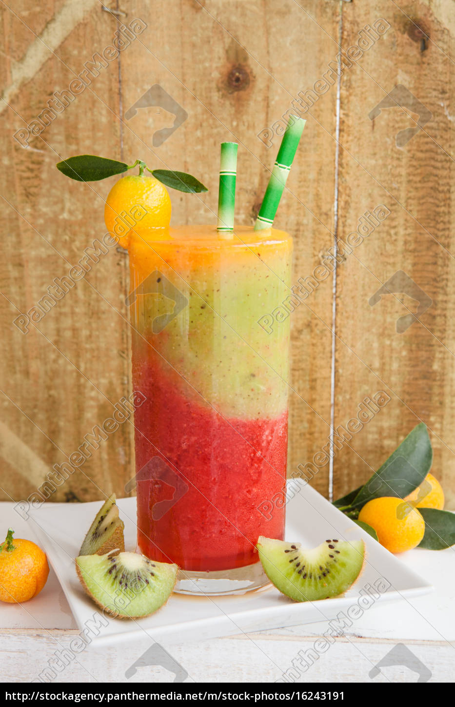 Smoothie aus verschiedenen Fruechten - Stockfoto - #16243191 ...