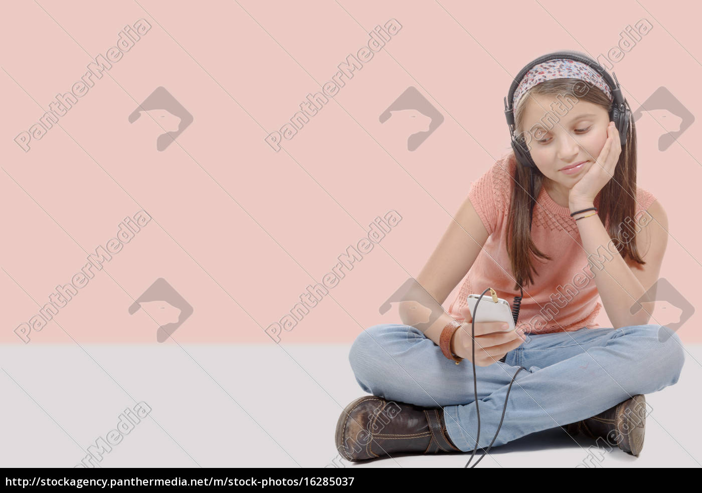 Pre Teen Madchen Das Musik Mit Seinem Smartphone Lizenzfreies Bild Bildagentur Panthermedia