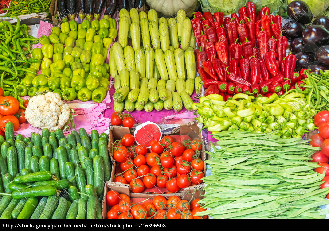 Grunes Und Rotes Gemuse Auf Einem Markt In Istanbul Lizenzfreies Foto Bildagentur Panthermedia