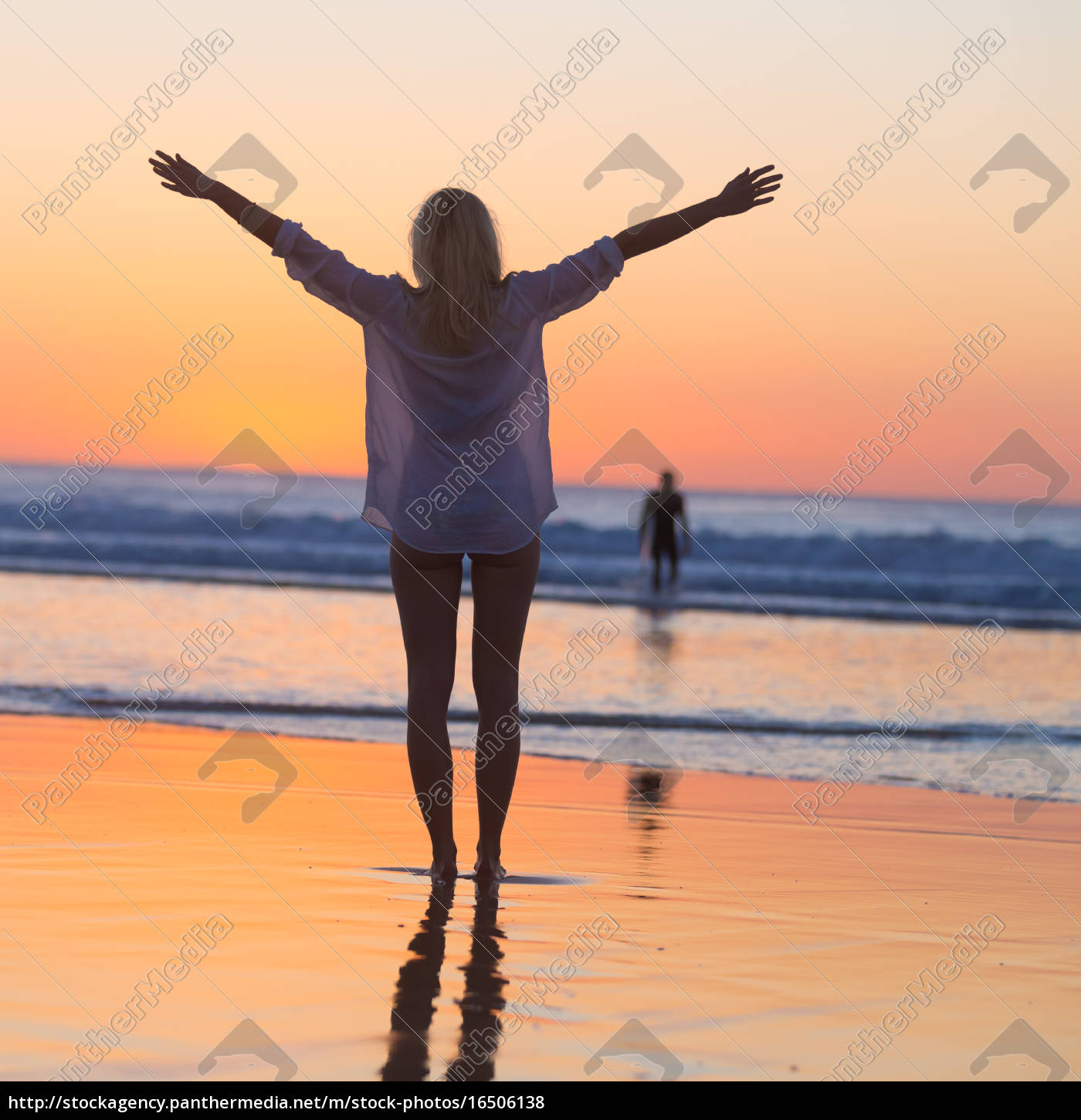 Kostenlose Frau Genießen Urlaub Am Strand Bei Stockfoto 16506138 Bildagentur Panthermedia