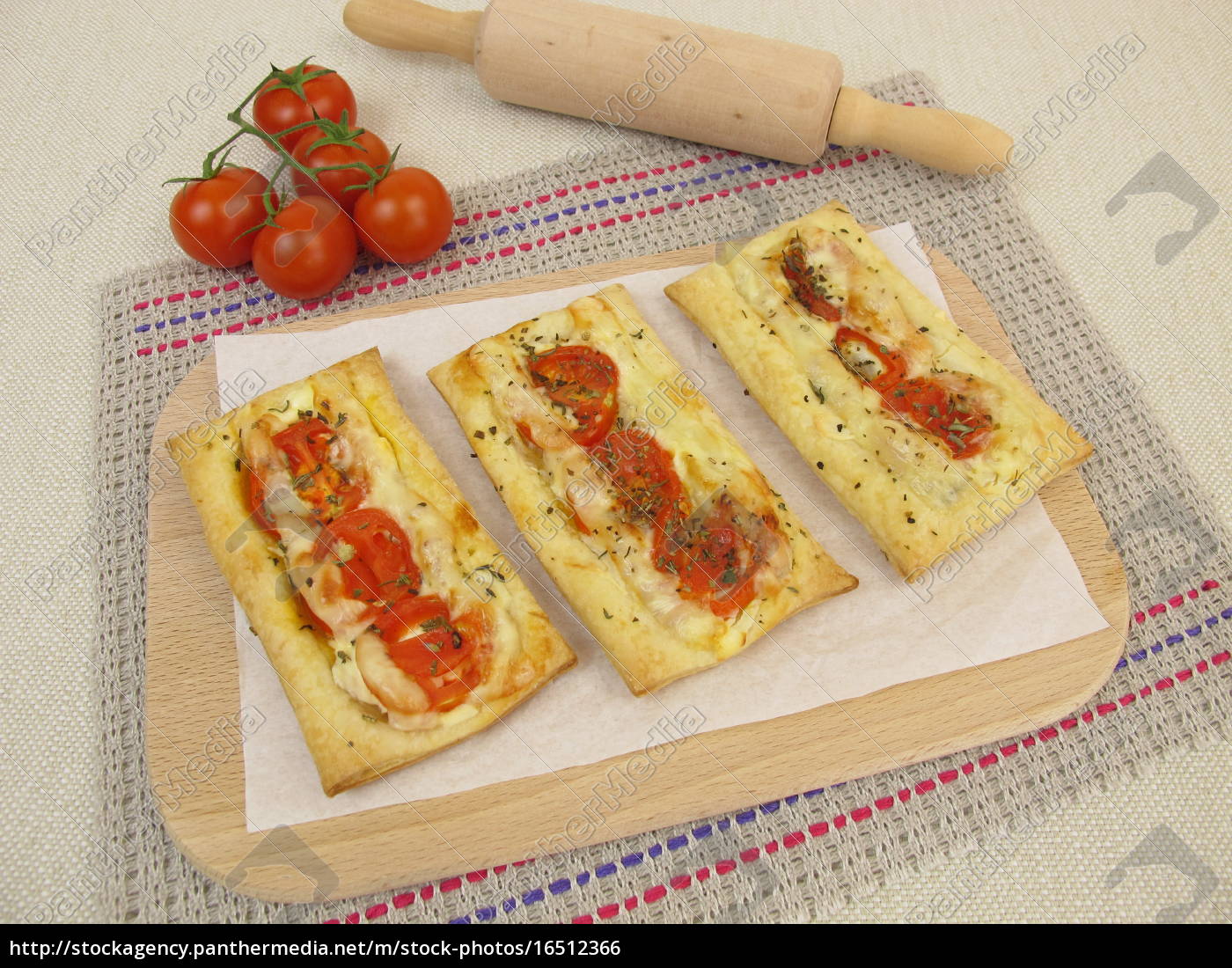 Blatterteig Pizza Mit Tomaten Und Kase Stockfoto Bildagentur Panthermedia