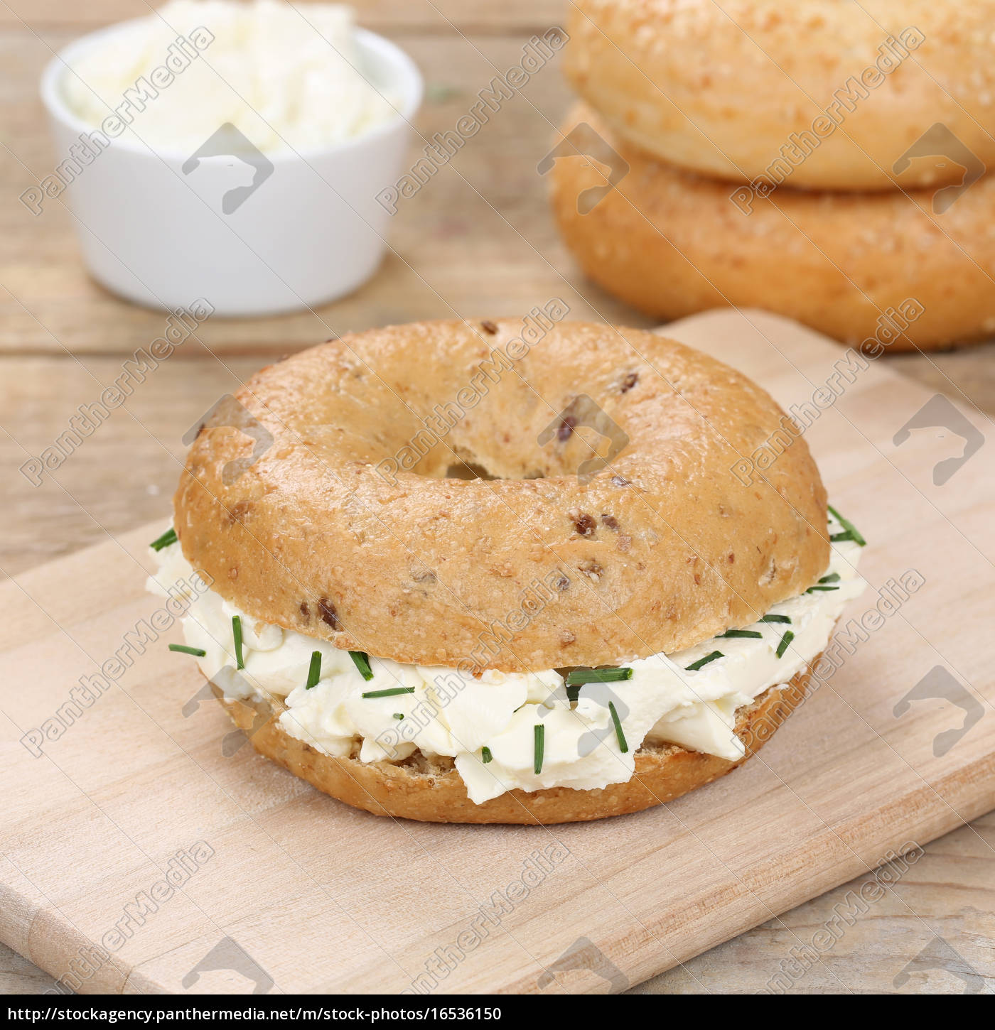 Gesunde Ernahrung Bagel Mit Frischkase Kase Stockfoto 16536150 Bildagentur Panthermedia