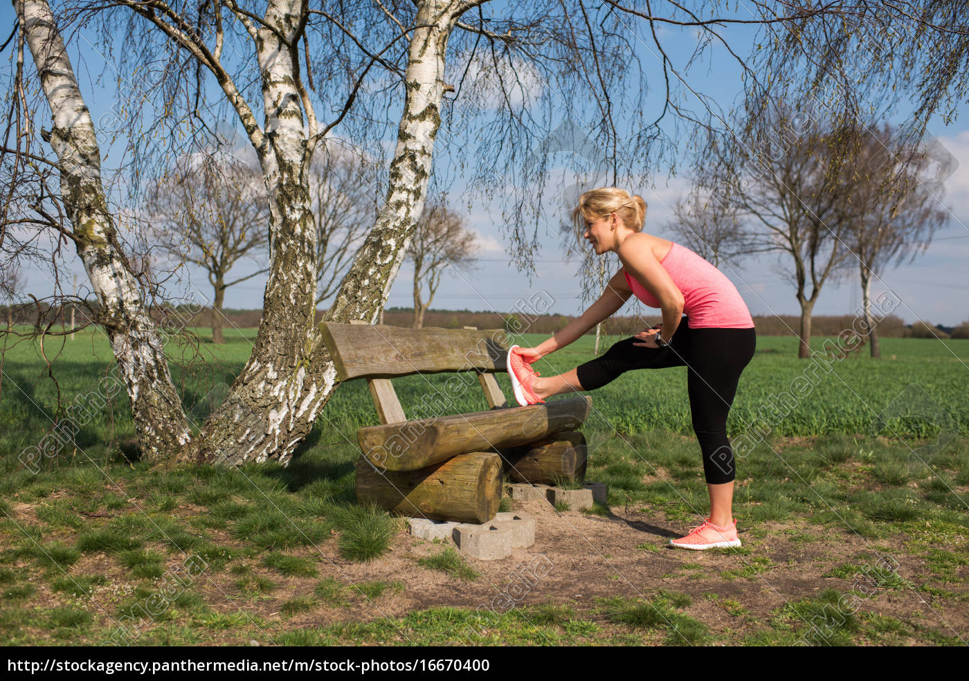 Joggerin Macht Dehnubungen An Einer Holzbank Draussen Lizenzfreies Foto Bildagentur Panthermedia