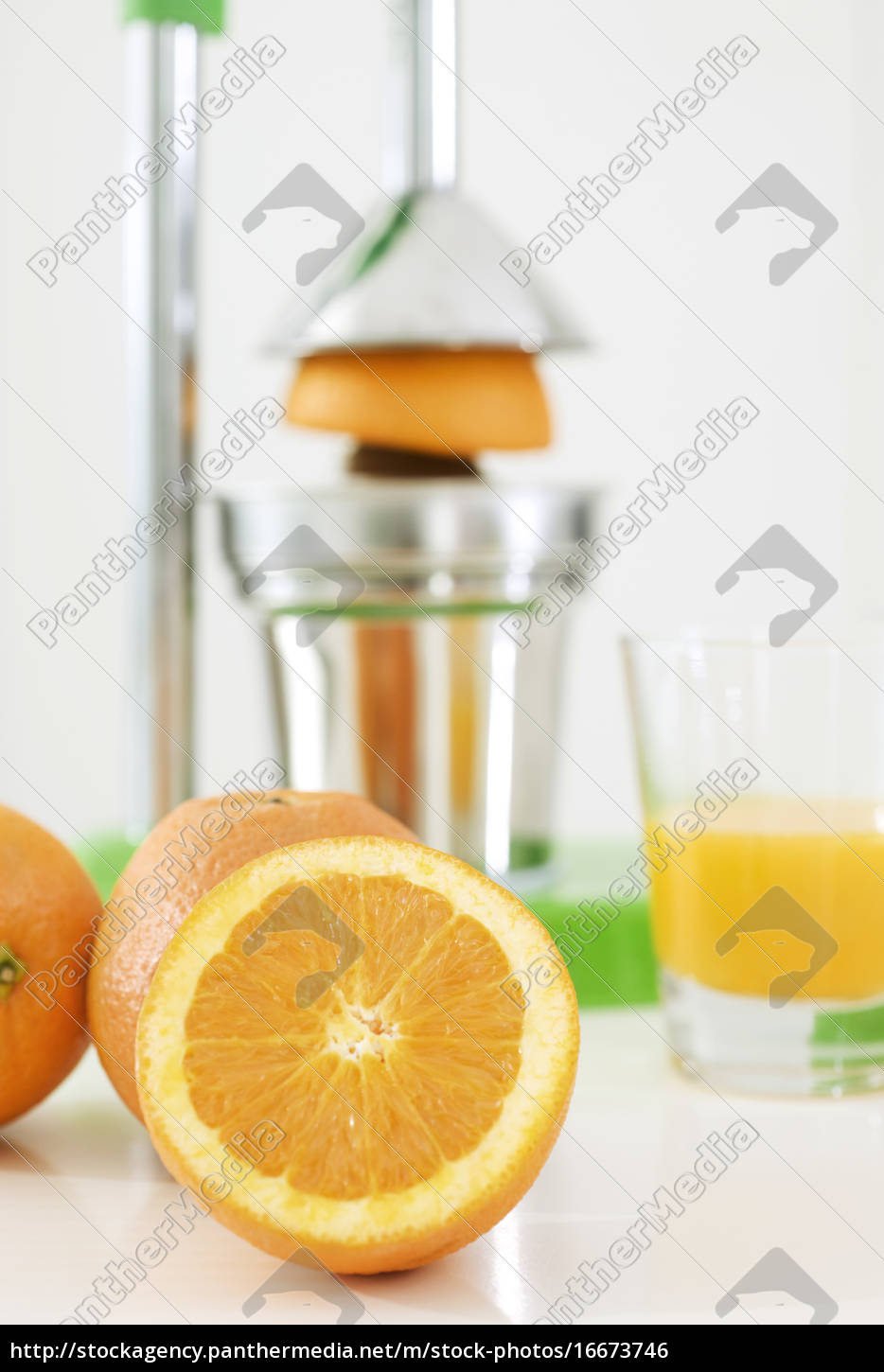 Frisch gepresster Orangensaft - Stock Photo - #16673746 | Bildagentur ...