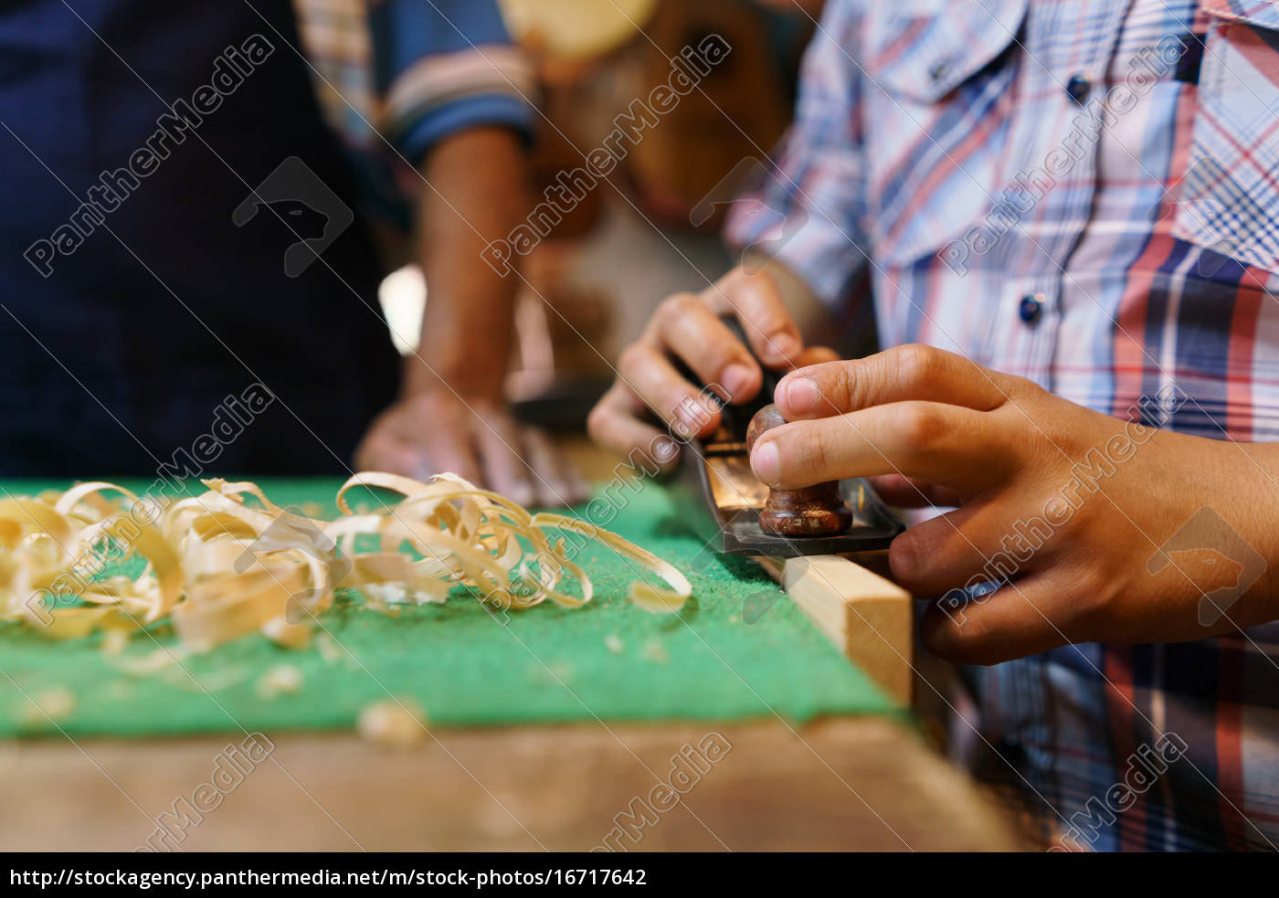 Junge Lernt Handwerk Holz In Lute Maker Shop Stock Photo