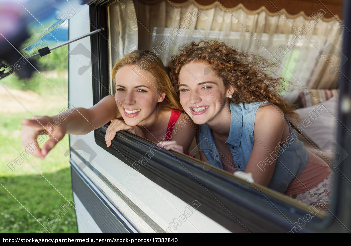 Zwei Freundinnen Die Durch Das Fenster Des Wohnwagens Lizenzfreies Foto 17382840 