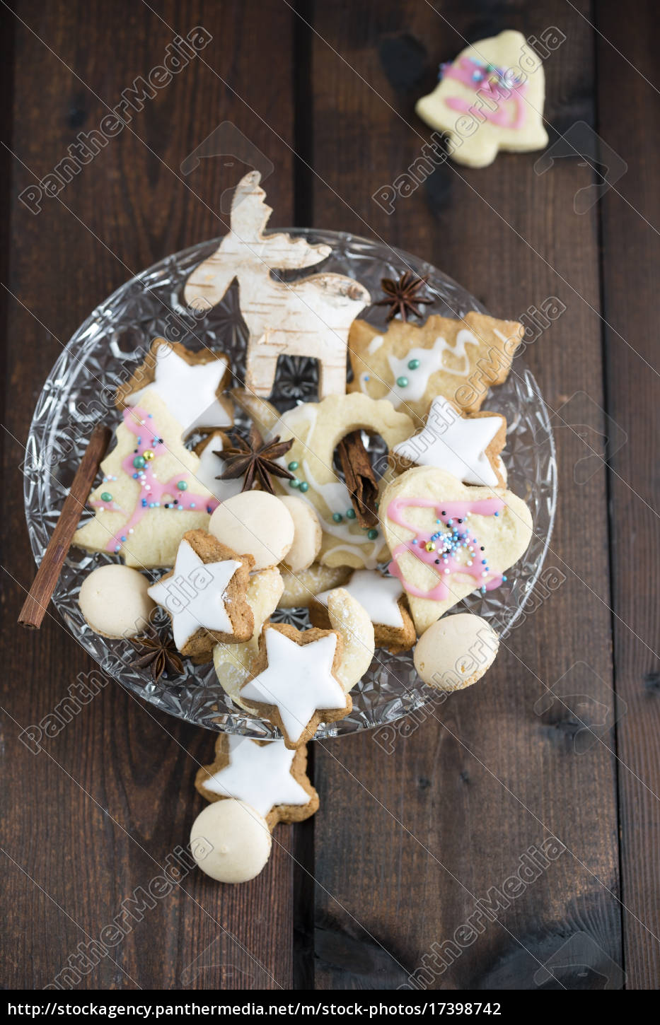 weihnachtskekse in schüssel zimtsterne mandelkekse Stock Photo