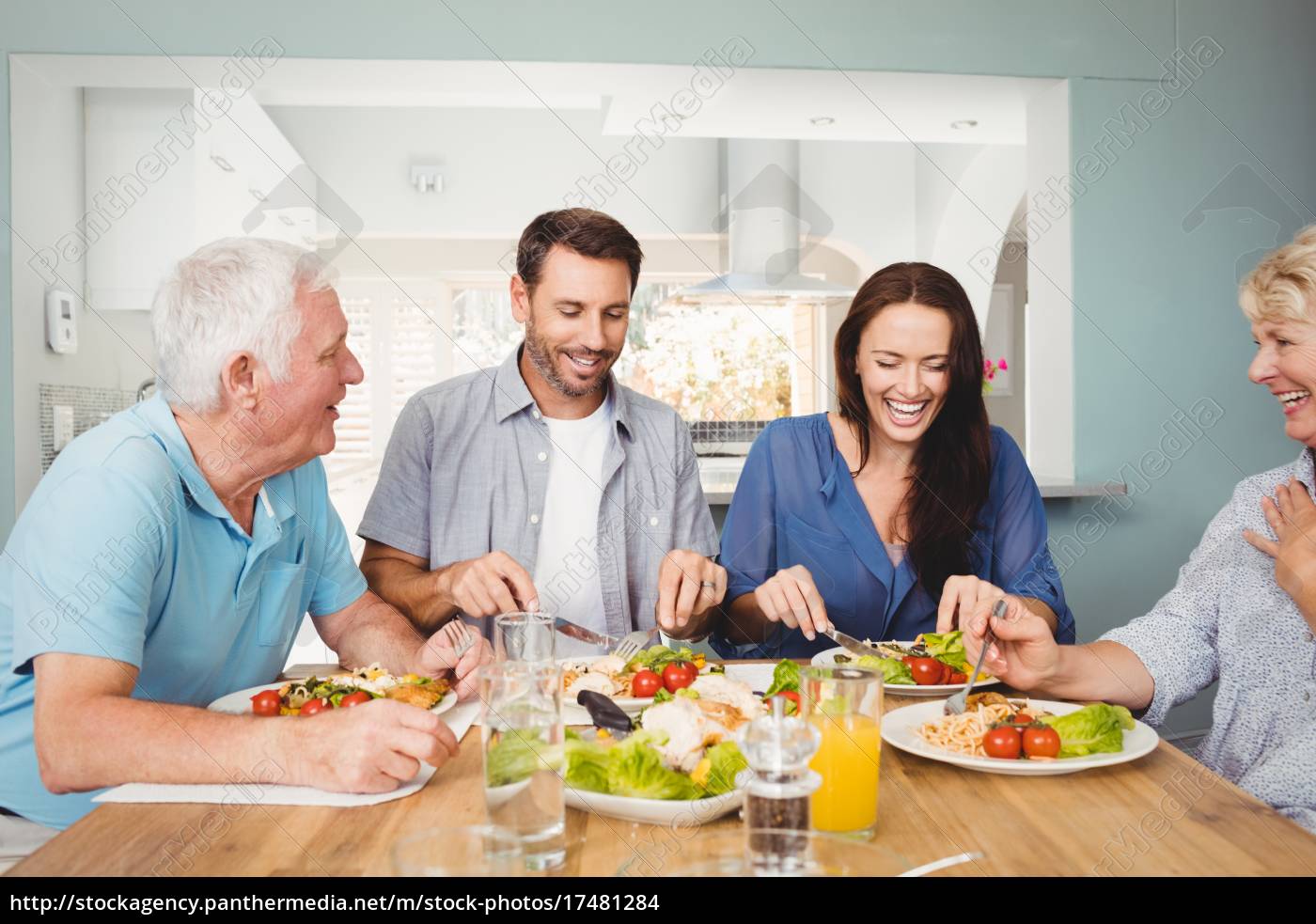 Familie Lacht Wahrend Sie Am Esstisch Sitzt Lizenzfreies Foto 17481284 Bildagentur Panthermedia