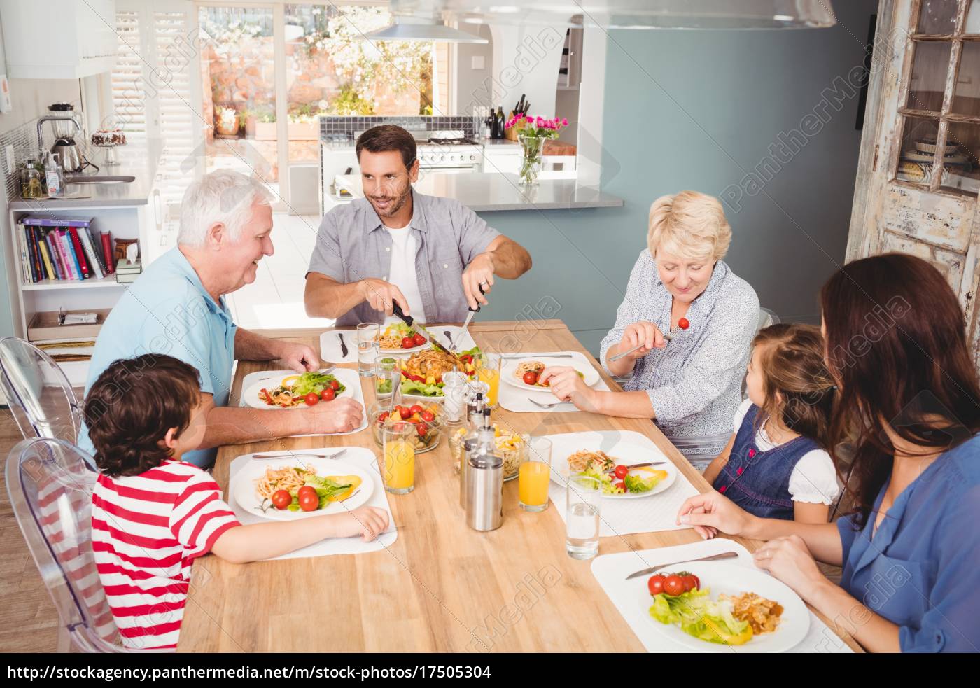 Lachelnde Familie Mit Grosseltern Am Esstisch Lizenzfreies Foto 17505304 Bildagentur Panthermedia