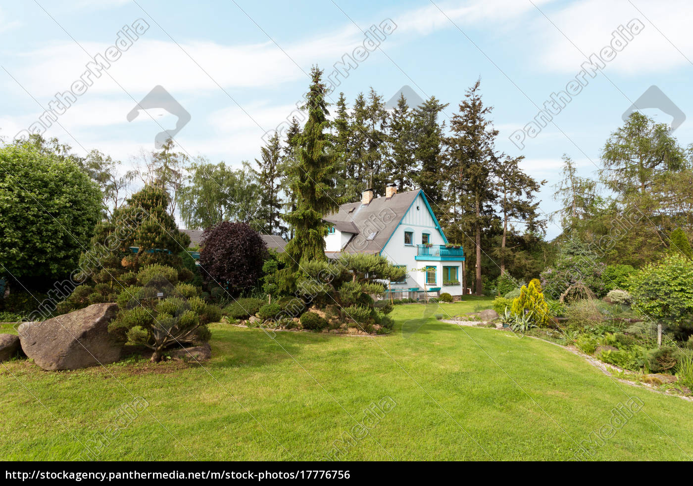 schönes haus im frühjahr garten Lizenzfreies Foto 17776756
