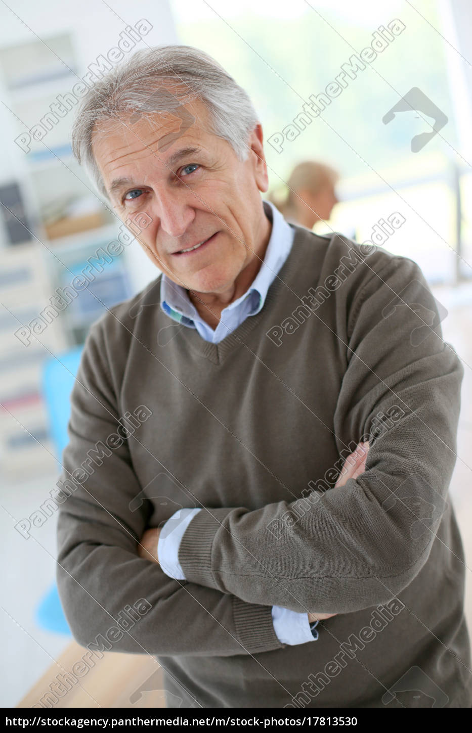 Lachelnder Alterer Mann Der Im Buro Sitzt Stock Photo Bildagentur Panthermedia