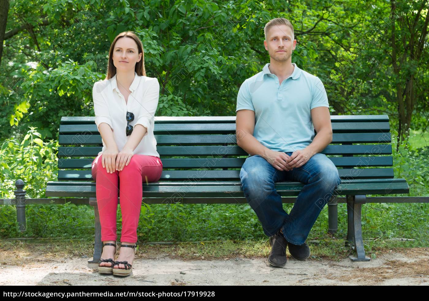 Shy Mann Und Frau Sitzen Auf Bank Lizenzfreies Foto Bildagentur Panthermedia