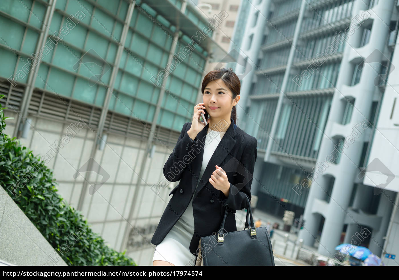 Business Frau Sprechen Mit Handy Und Gehen Im Freien Stock Photo Bildagentur Panthermedia