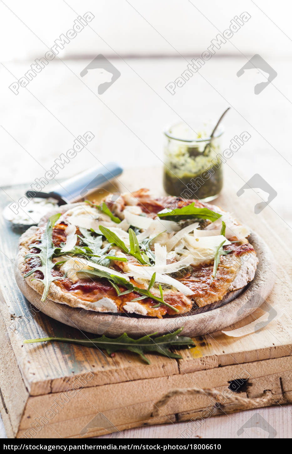 hausgemachte glutenfreie pizza mit mozzarella rucola - Stock Photo ...