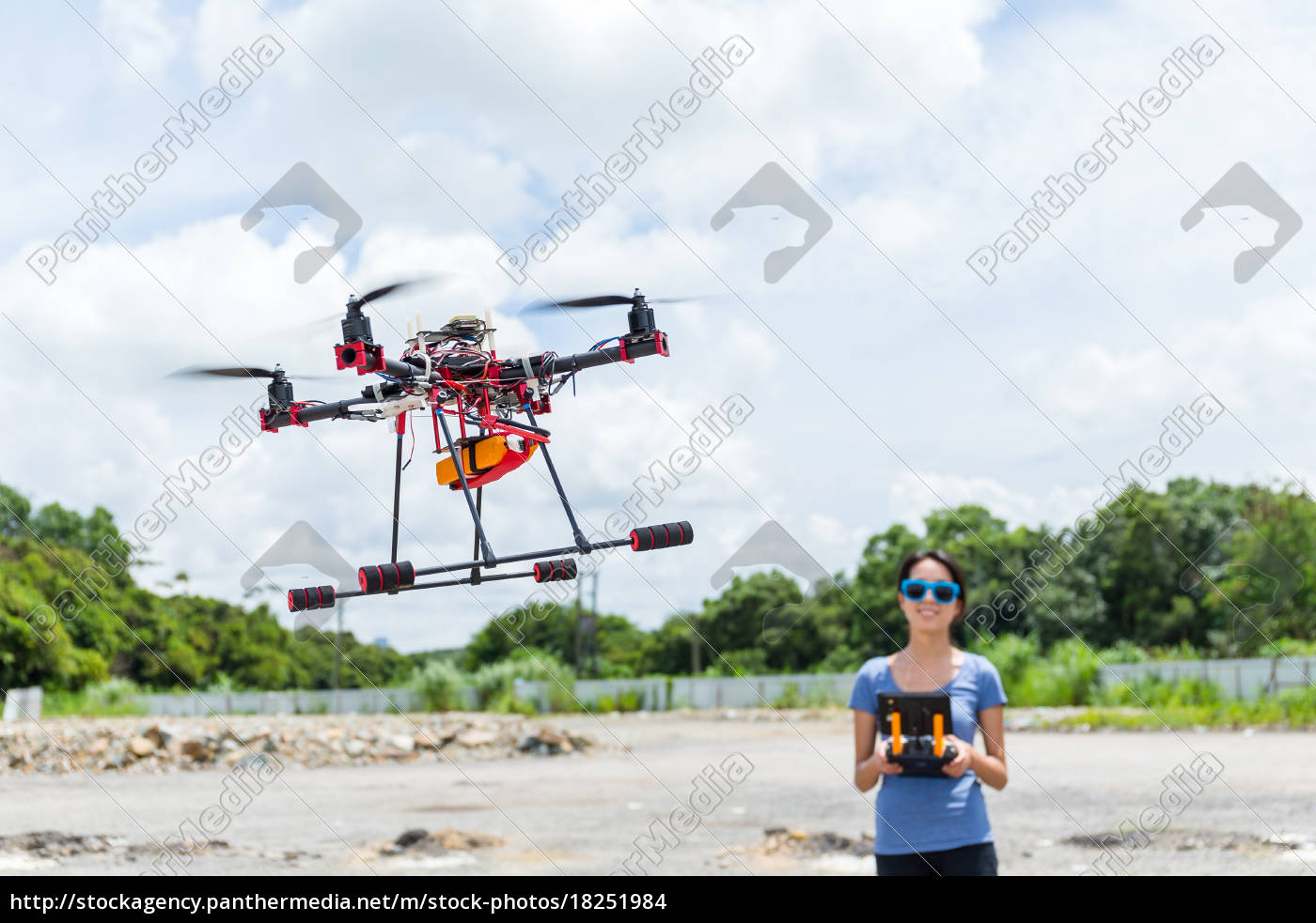 Frau Fliegende Drohne Lizenzfreies Foto 18251984 Bildagentur Panthermedia 
