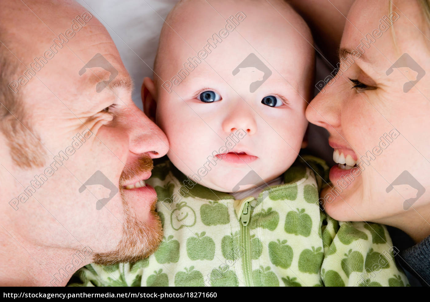 Baby Legt Zwischen Papa Und Mama Lizenzfreies Foto Bildagentur Panthermedia