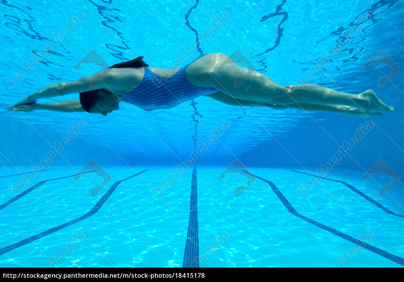 Frau Schwimmen Im Pool Unterwasserblick Stock Photo 18415178 Bildagentur Panthermedia