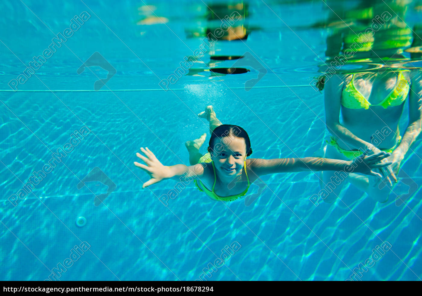 Nackte frauen im schwimmbad