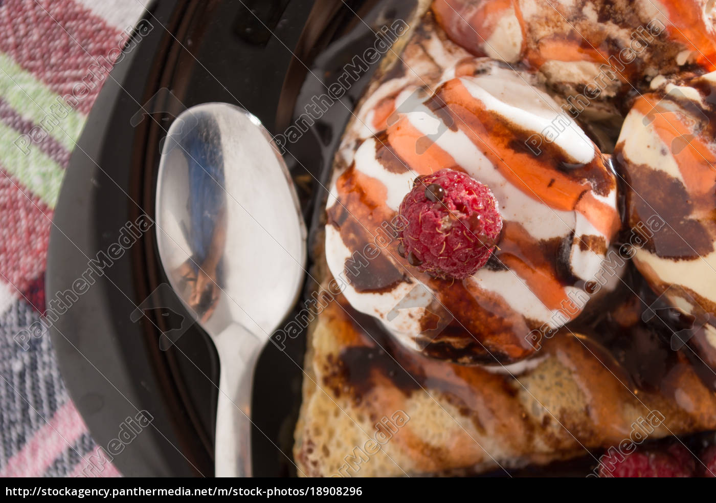 frisch goldene pfannkuchen mit früchten und sahne - Lizenzfreies Foto ...
