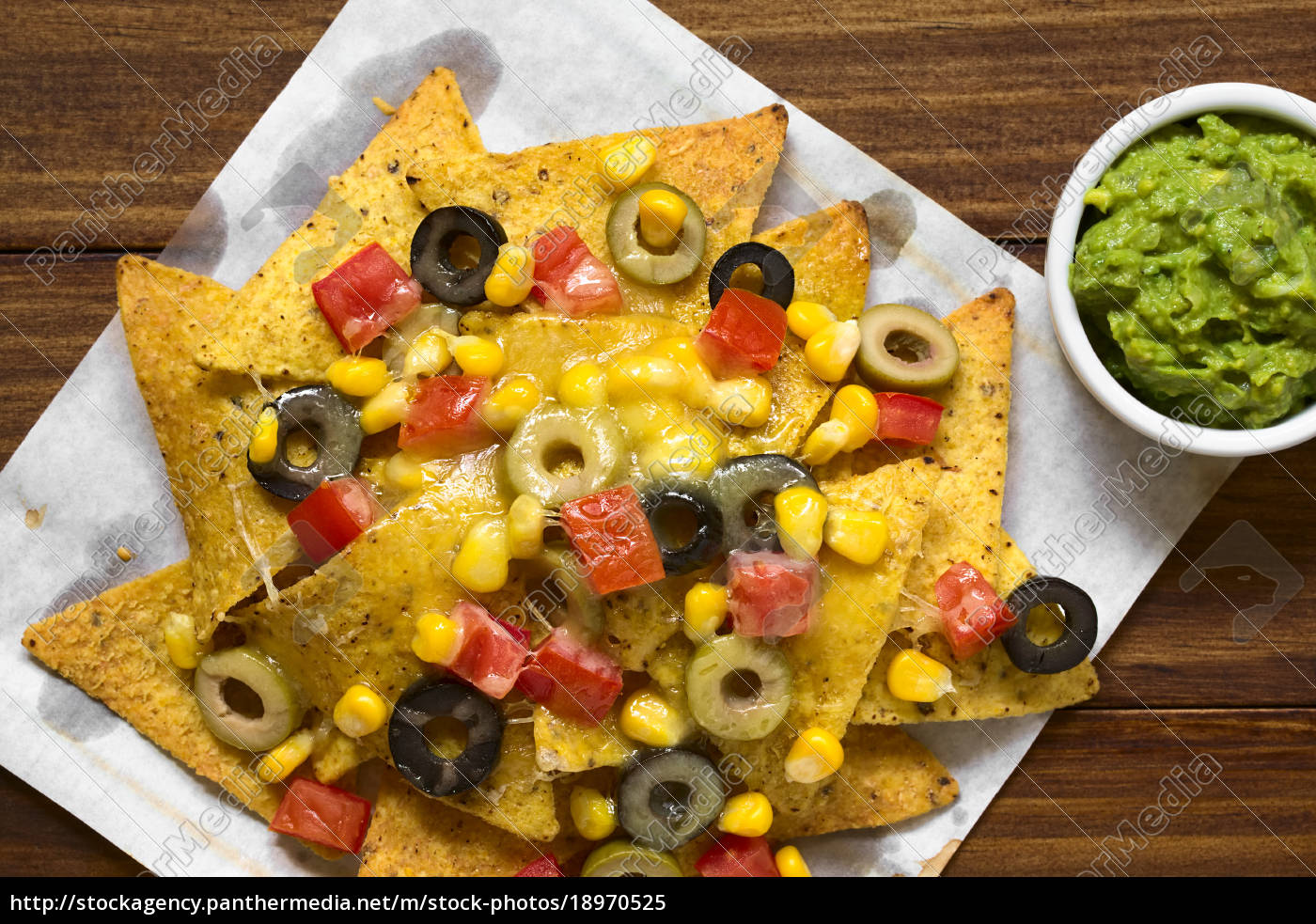 gebackene nachos mit käse und gemüse - Lizenzfreies Bild - #18970525 ...