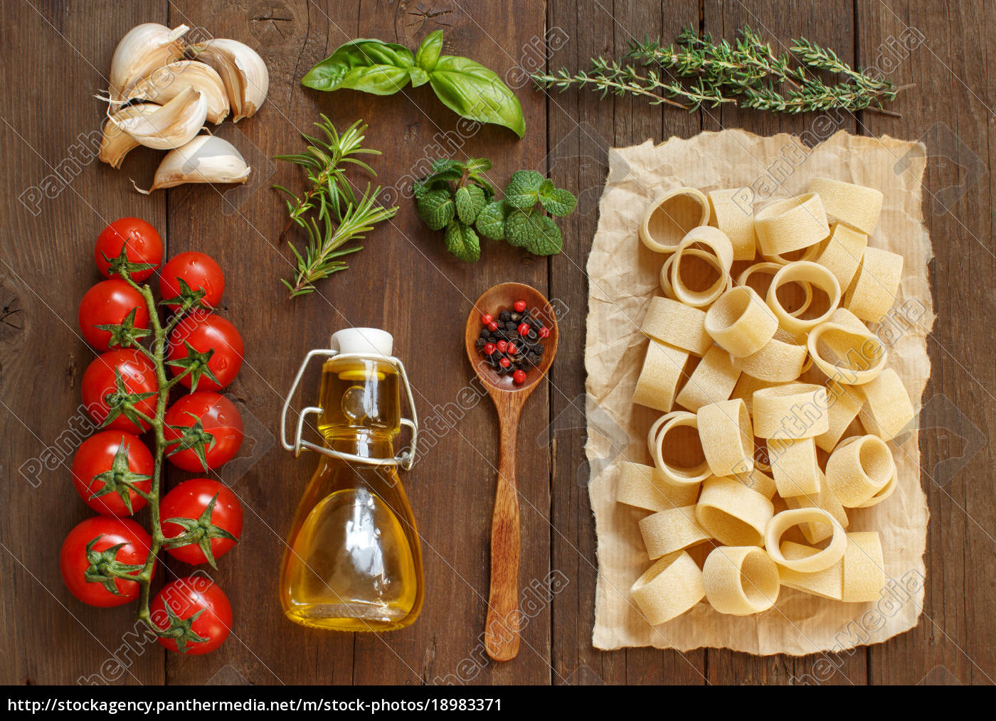 italienische pasta gemüse kräutern und olivenöl - Lizenzfreies Bild ...