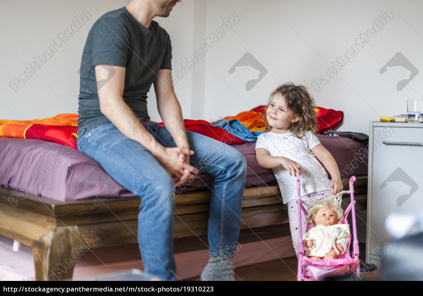 Vater Und Tochter Mit Puppe Im Schlafzimmer Stockfoto 19310223 Bildagentur Panthermedia 