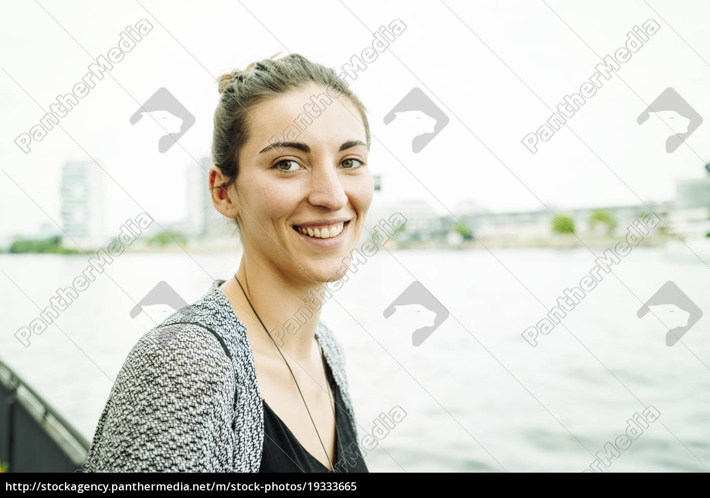 Porträt Einer Lächelnden Frau Am Flussufer Stockfoto 19333665 Bildagentur Panthermedia