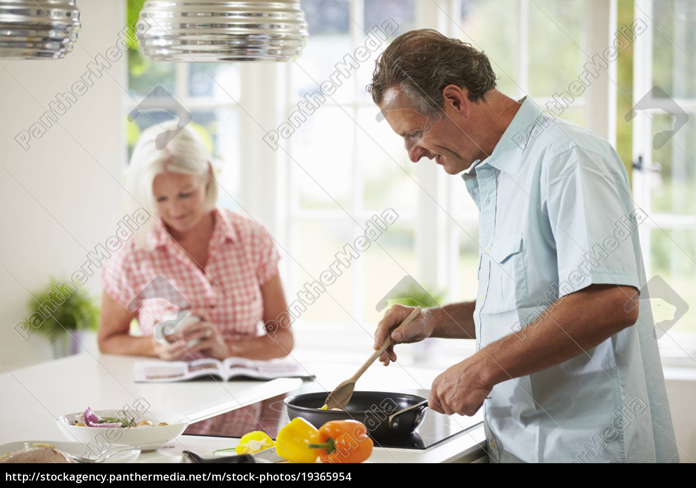 Mittlere Gealterte Paare Kochen Mahlzeit In Der Kuche Stockfoto Bildagentur Panthermedia