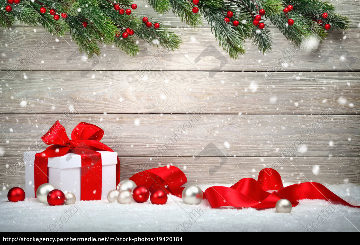 Weihnachten Holz Hintergrund Mit Geschenk Und Rotem Lizenzfreies Foto Bildagentur Panthermedia