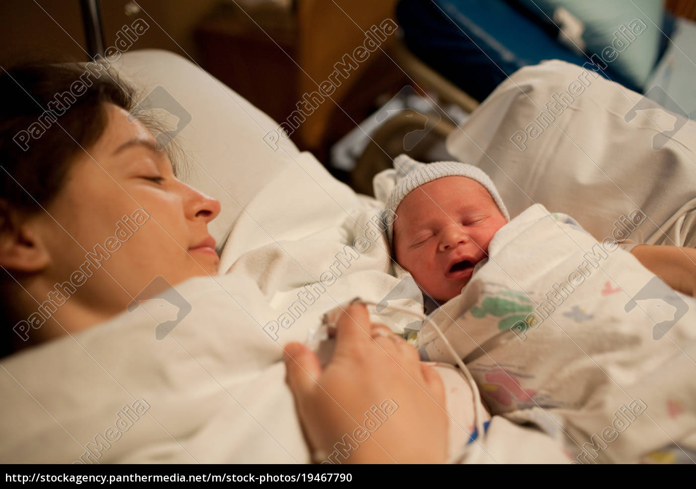 Mutter Halt Neugeborenen Baby Junge Im Krankenhausbett Stock Photo 19467790 Bildagentur Panthermedia