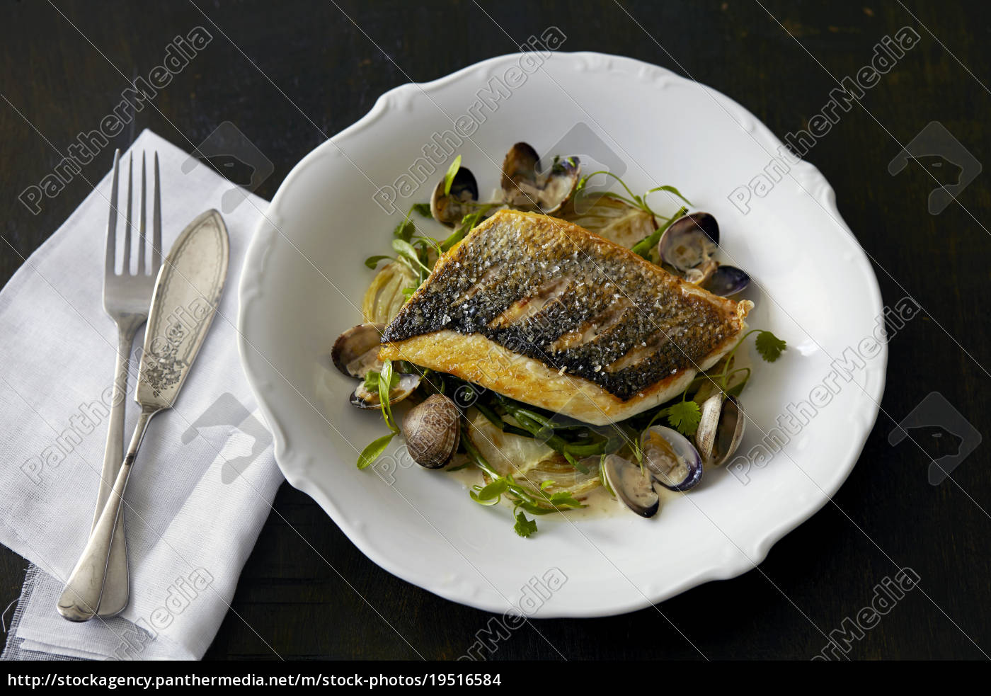 Teller mit Fisch und Muscheln mit Kräutern - Lizenzfreies Foto ...