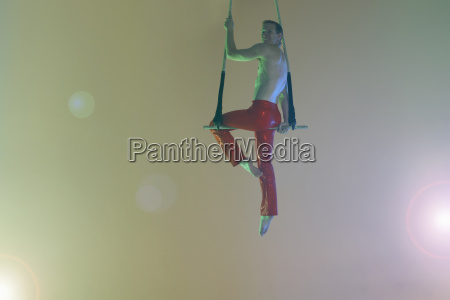 Trapeze artist sitting on trapeze - Lizenzfreies Foto - #19537996 ...