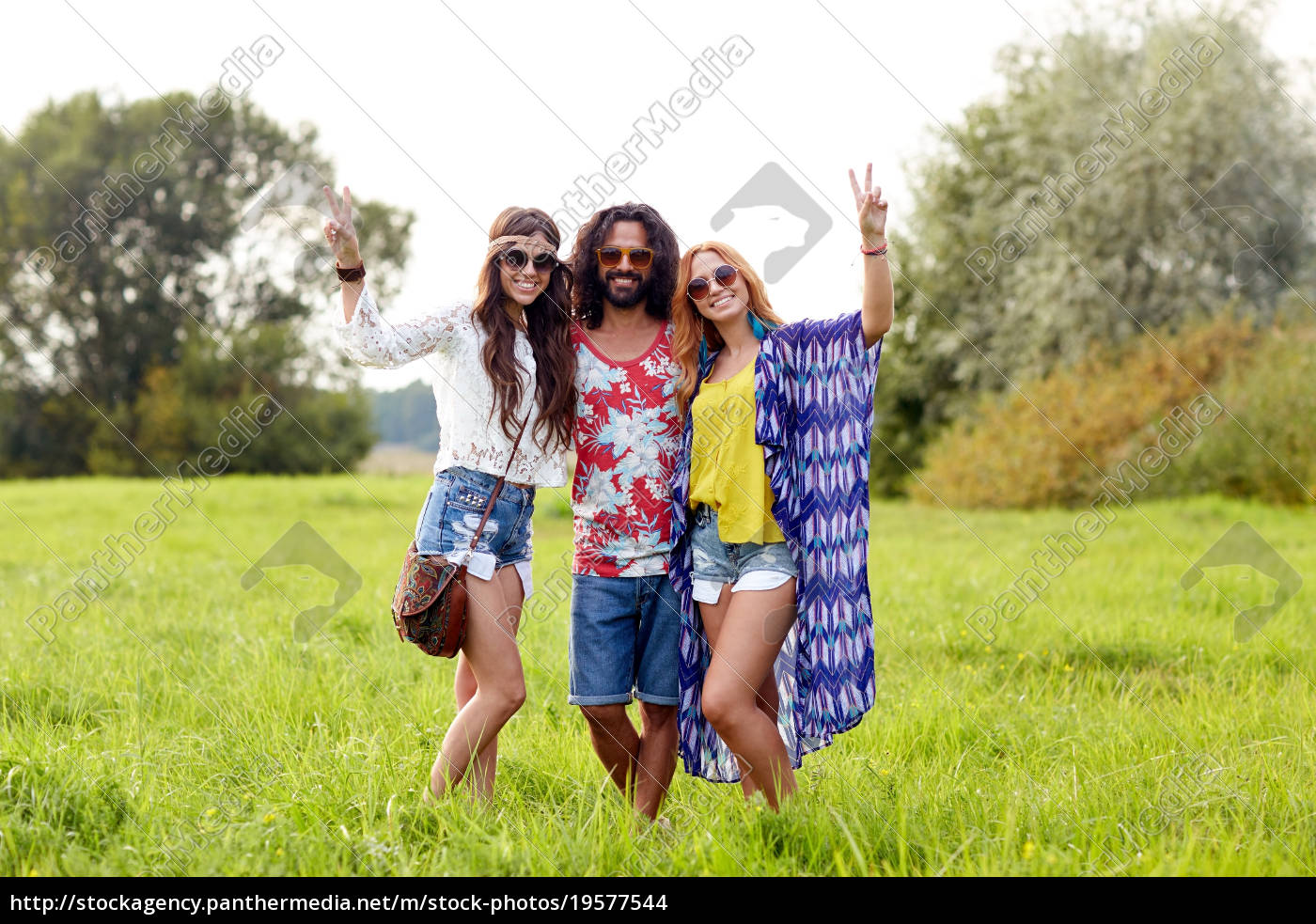 Glückliche Junge Hippie Freunde Zeigen Frieden Im Lizenzfreies Foto 19577544 Bildagentur 2537