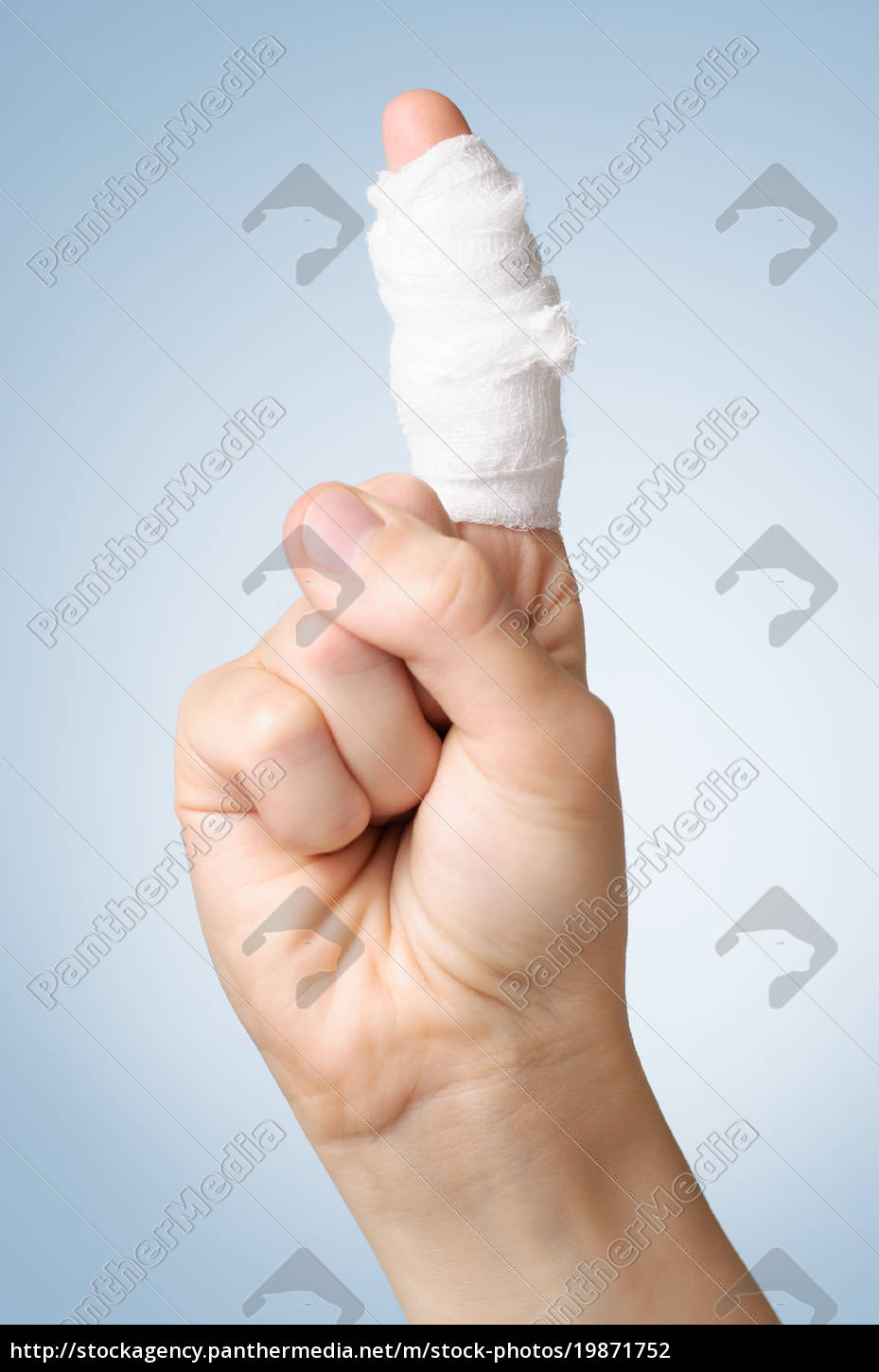 verletzter finger mit verband - Lizenzfreies Bild #19871752