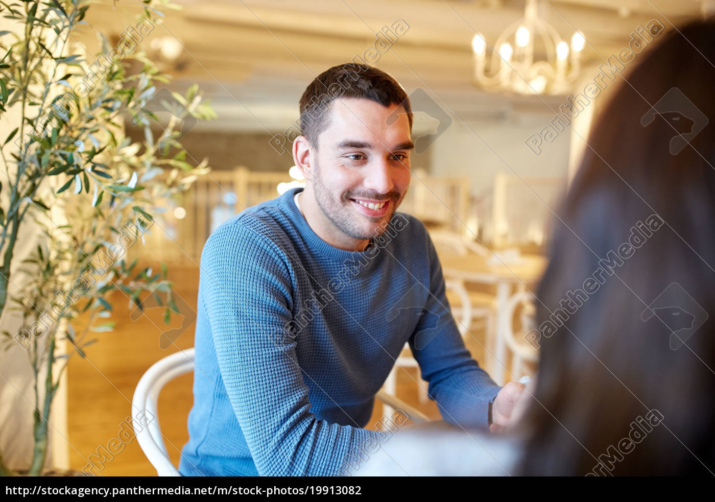 Glückliches Paar Im Café Oder Restaurant Im Gespräch Stockfoto 19913082 Bildagentur 